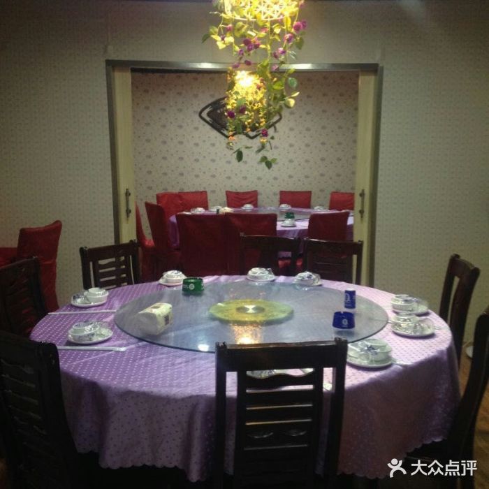 小龙虾配烧烤看了微信广告慕名而来停车场很