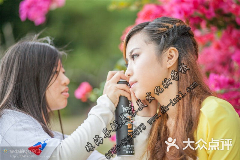 珠海导航美容美发化妆培训学校学生实操场景-