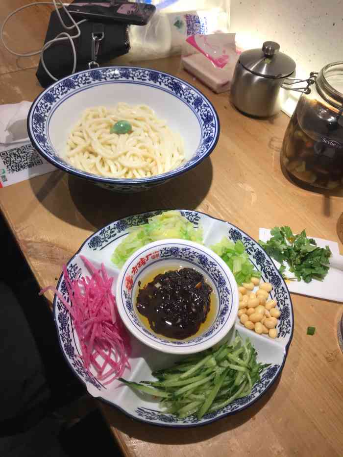 方砖厂69号炸酱面(南锣鼓巷店"他家坐落在南锣鼓巷北面,靠近北锣鼓