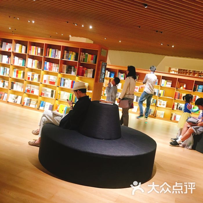 光的空间新华书店(爱琴海购物公园店)