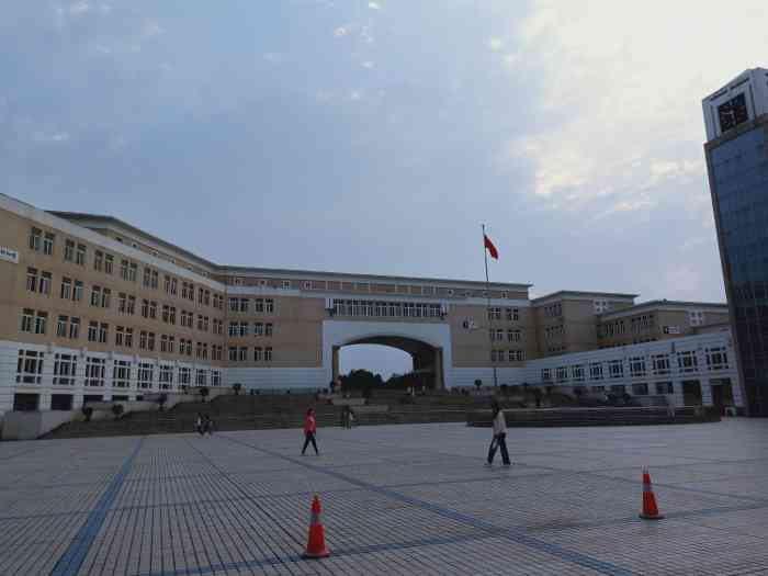 郑中国际学校-"郑中国际小学部也算是最近几年比较火.