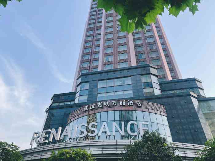 武汉光明万丽酒店-"价格比较高,酒店服务是还不错,缺点是没有.