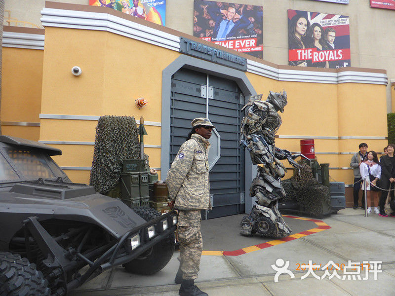 好莱坞环球影城-排队与机器人拍照图片-洛杉矶