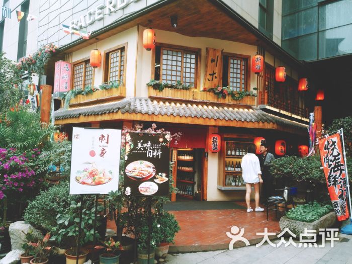 店的位置在雁南路海港城九街里,地方还算比.