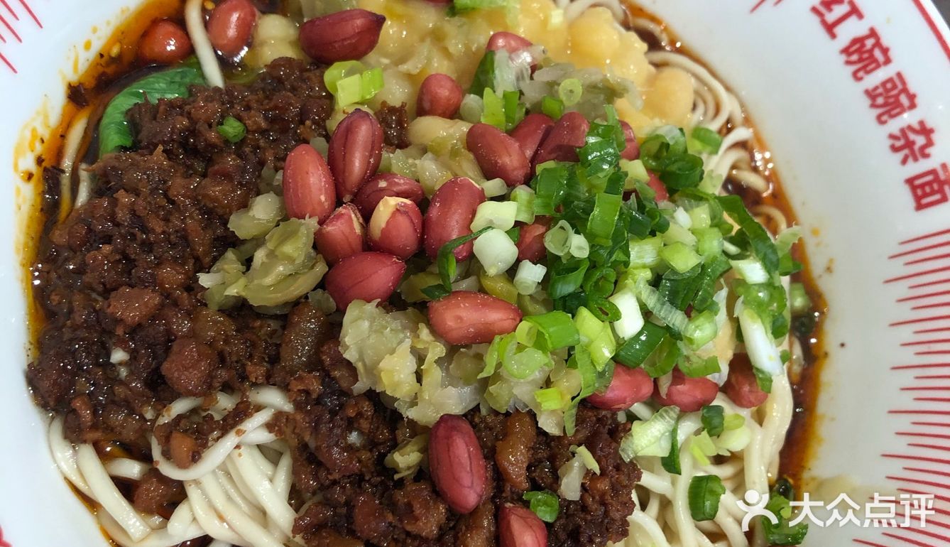 想吃红碗豌杂面,焦香烤猪蹄,于是搜了这家面馆店