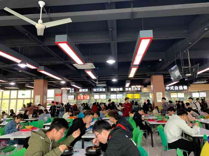 上海第二工业大学东食堂-"一楼我还没有去吃过,每次都