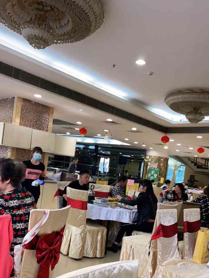 鸿星海鲜酒家(金龙船店"老城区做街坊生意的酒楼,地下饮茶吃饭直落.