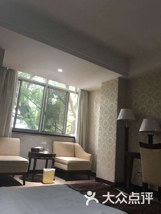 红楼宾馆:湖南师范大学校园内,岳麓山下沿.长沙