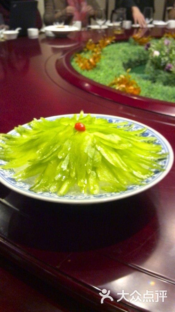 文绉绉的菜名记不住了,是嫩苦瓜蘸蜂蜜