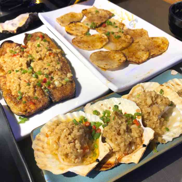 战友蚝情(湾沚店"店面装修的大方,在世纪广场内.两人坐了一.