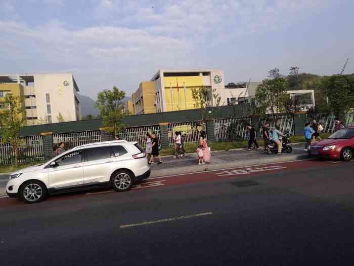 重庆大学城树人小学-"大学城树人小学,那个一直淋着雨