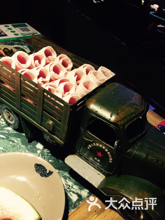 潮辣矿泉水火锅:说实话第一次来的时候服务员