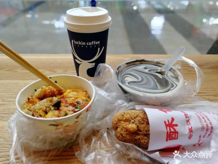 江汉路边上一个小吃街上的小门面,门口排队.