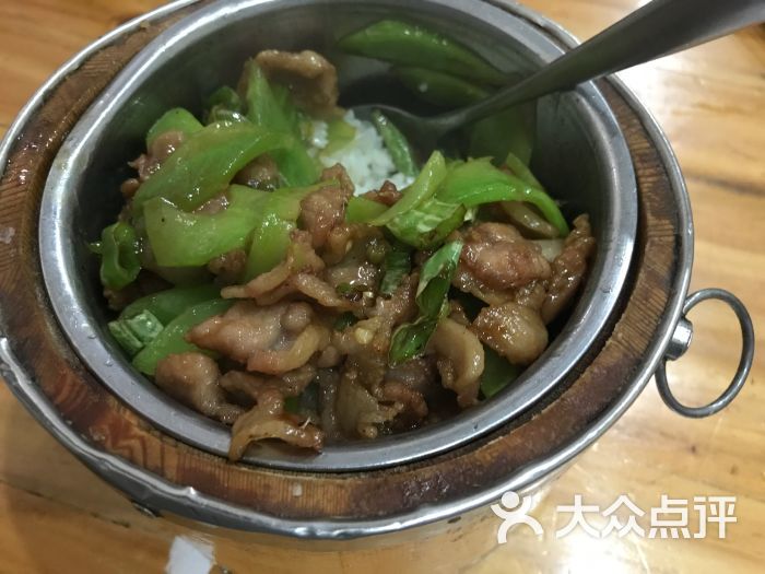 农家小炒肉木桶饭