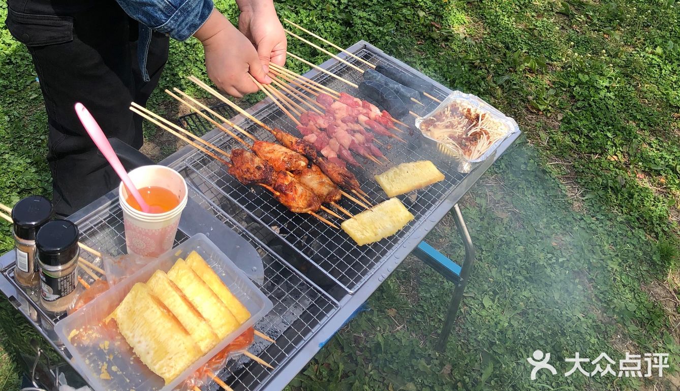 建议不管是野餐还是烧烤,有个帐篷比较好,特别女孩子