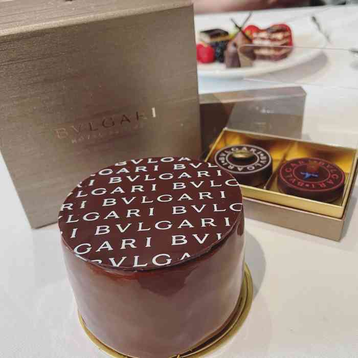il cioccolato-"没想到第一件宝格丽竟然是个蛋糕,啊.