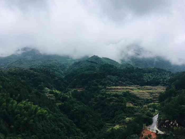 白云岩景区【交通】离市区也很近,10来分钟就到了.