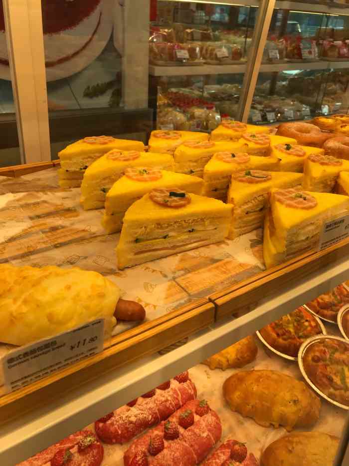店开在颐中数码一楼已经很多年了,是一家"前店后厂"的老牌面包蛋糕坊