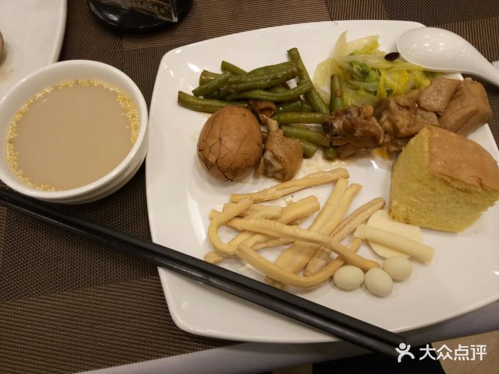 也许是入住的时间太晚了,凌晨一点多了才ch.