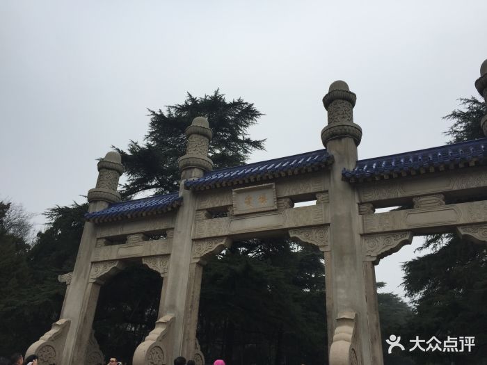 中山陵免费开放。春节时间去的就是人多的不