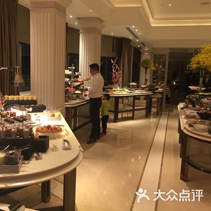 半岛酒店露台餐厅
