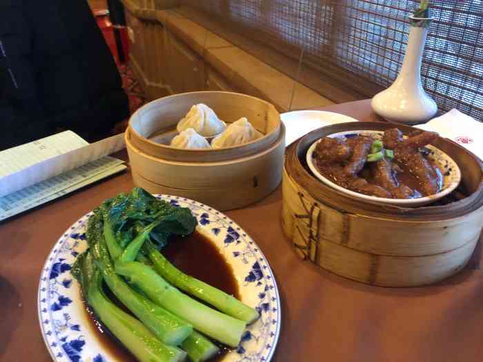 周末吃个早茶在广州大厦五层点心的种类还是太少一页纸都不满价格还算