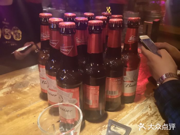 hls小酒馆(粉巷店)百威啤酒图片