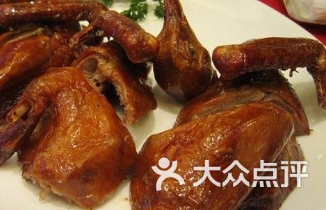 婚宴整桌海鲜菜品照片_婚宴大厅的装修效果图_海逸海鲜婚宴