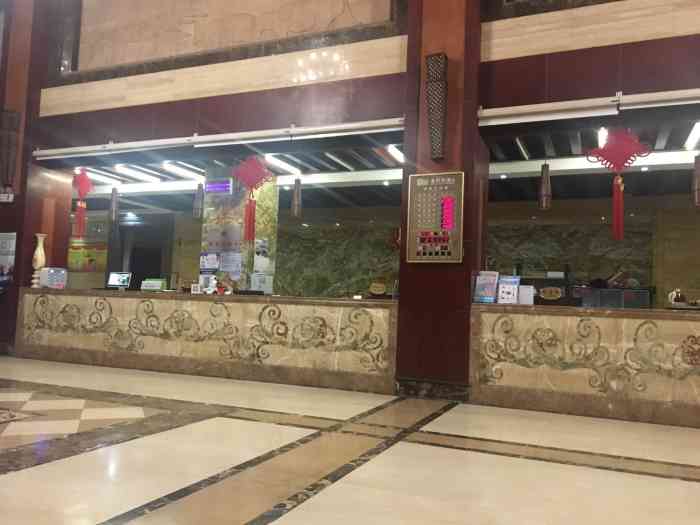 唐韵温泉大酒店(世博店)-"在昆明住的最大的三人间,一个双人床加一个.