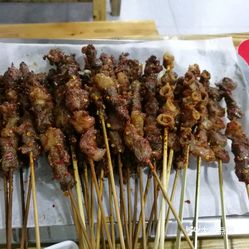 牛肉串和粉肠烤串真的很好吃,2元一串,适合撸串喝啤酒,干拌面也很