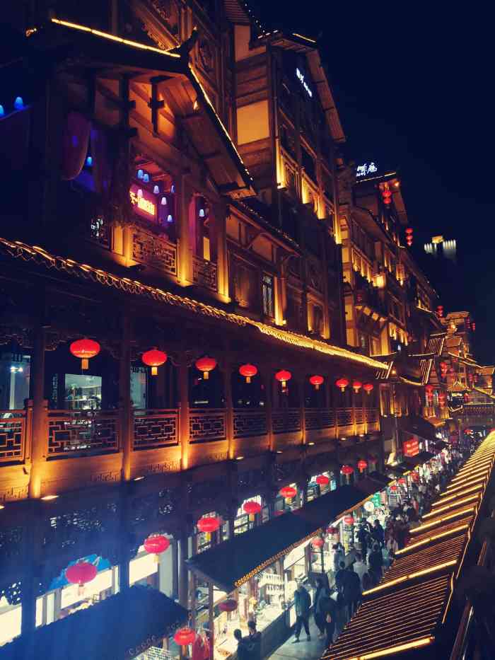 洪崖洞商业街-"重庆的标志性景点,一定要晚上去,可以.
