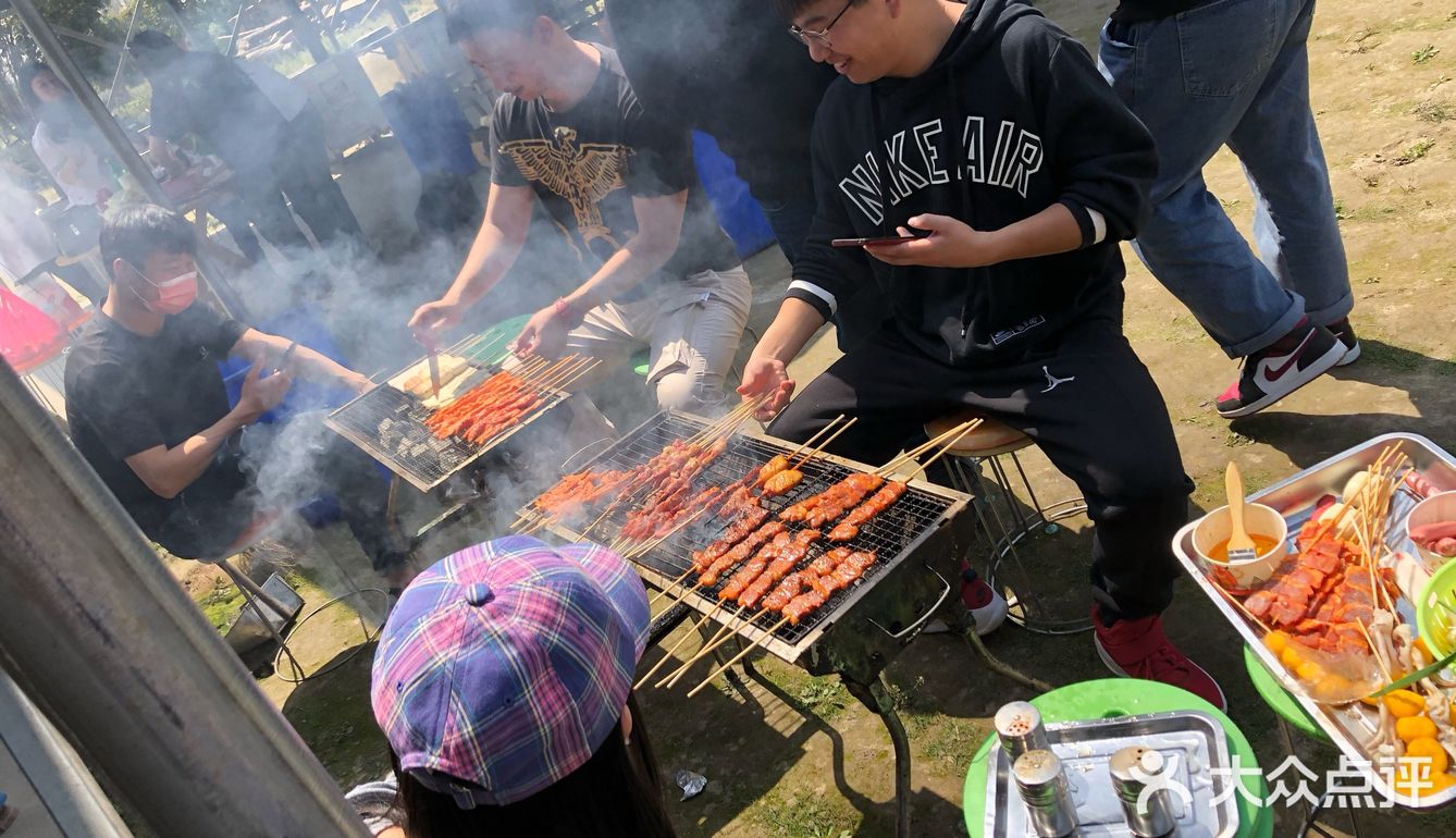 这个季节最舒服的事情就是吃户外烧烤单人自助,羊肉串