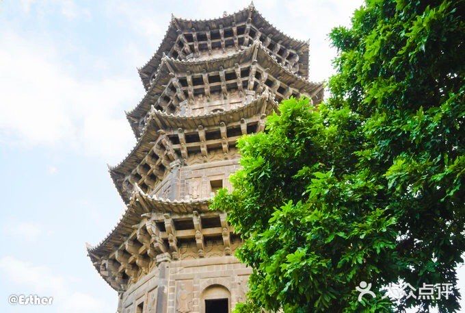 镇国塔(东塔) 开元寺双塔是国内最高的一对石塔