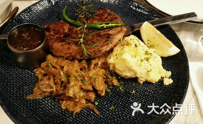 肉眼牛排配蘑菇黑椒汁