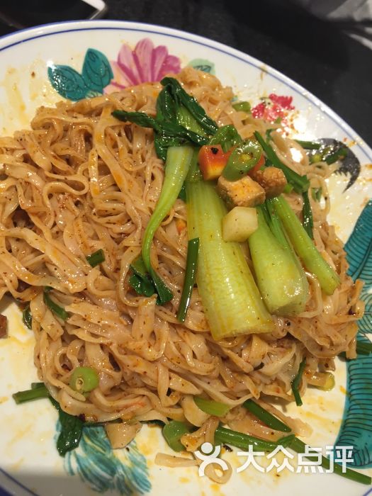 高桌子低板凳:biangbiang面还不错,凉皮不像陕