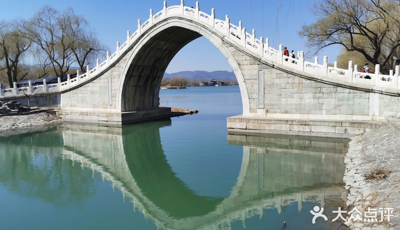 "春湖落日水拖蓝,天影楼台上下涵,十里青山行画里
