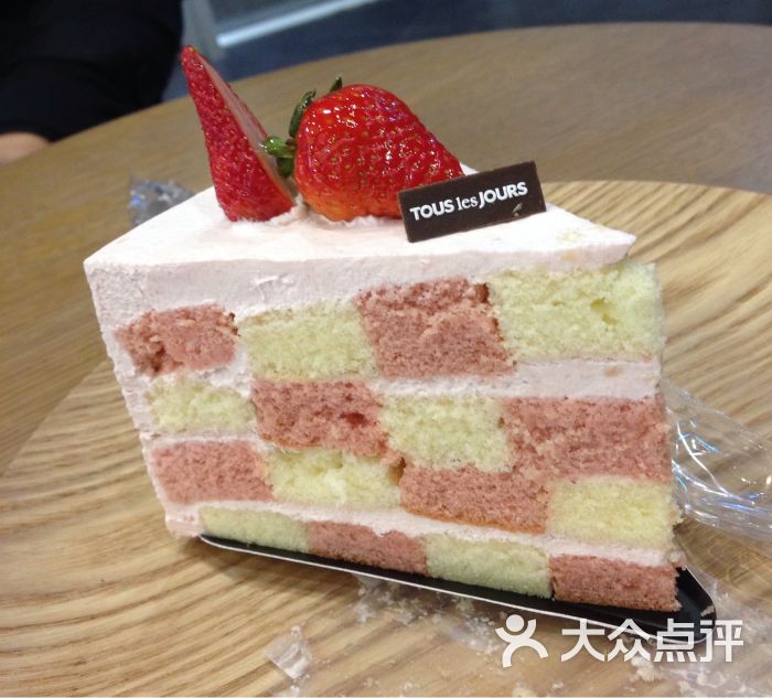 草莓格子切片蛋糕