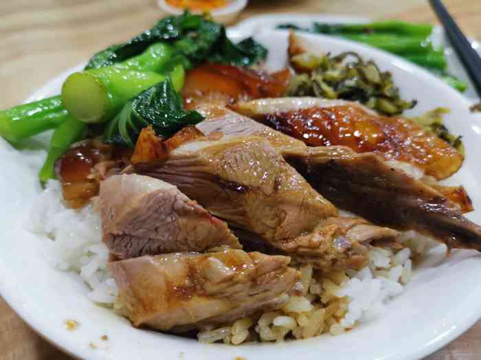 昌记猪脚饭"这家的猪脚饭相对来说会贵一点点,但是在华.