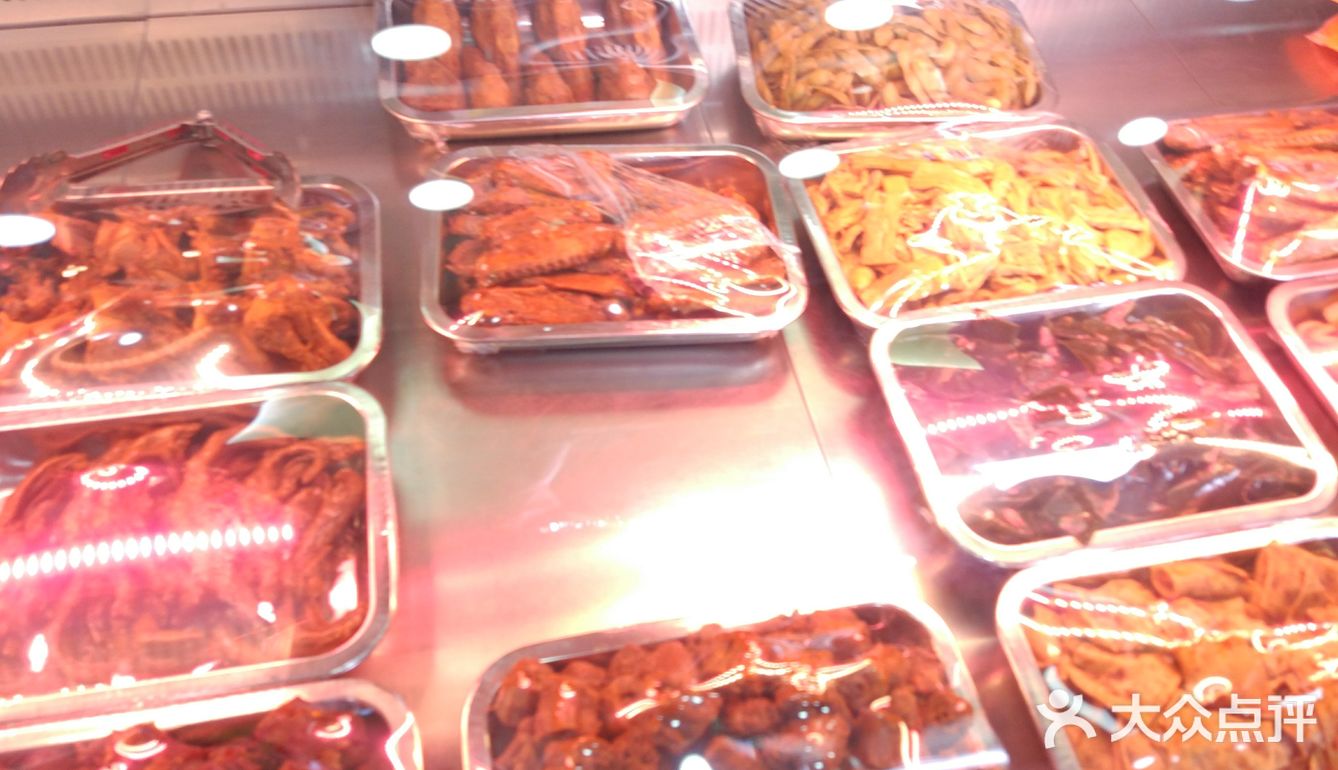 坐公交路过的～他家鸭货挺多品种的