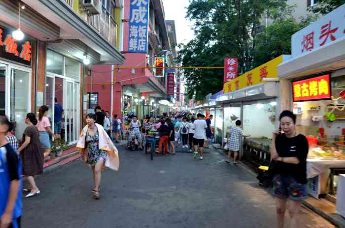 刘庄综合市场-"刘庄夜市一条街很大,左右两边都是店铺感觉.