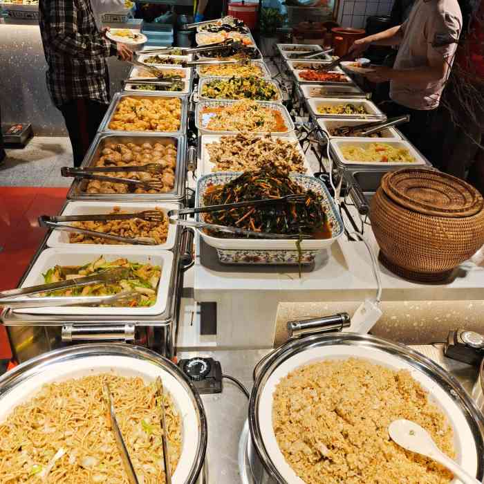 看老胡吃饱饱过来的店铺就在明发中庭素食馆对面