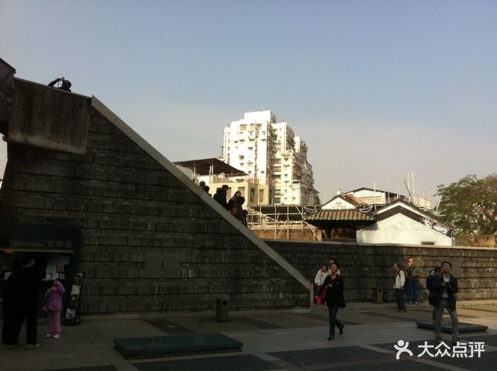 来澳门从香港坐船过海过关进入,下船后搭乘.