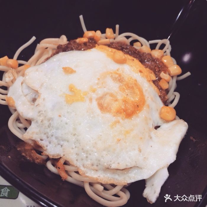 肉酱煎蛋意粉