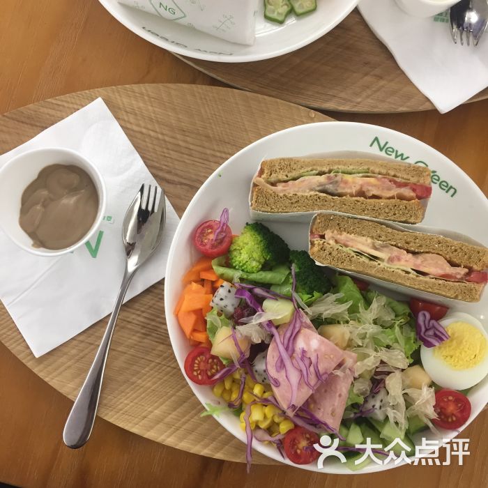 半份三文鱼三明治凯撒沙拉