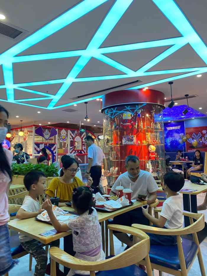 听说深圳开了家奥特曼主题餐厅奔着童年来了