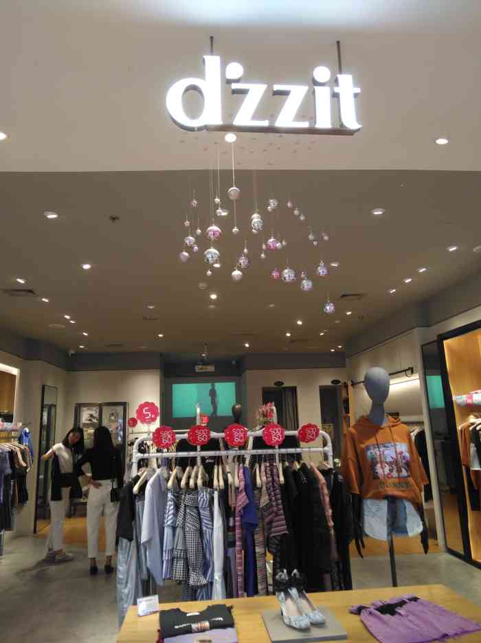 dzzit(新一百店)-"dzzit在道理新一百二楼,地点很好.