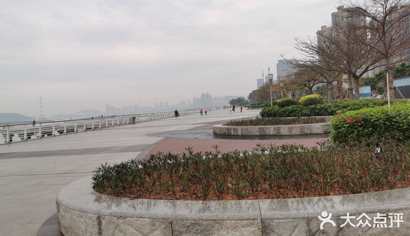 地铁2号线快速到达海沧湾公园,这是临海滨的公园