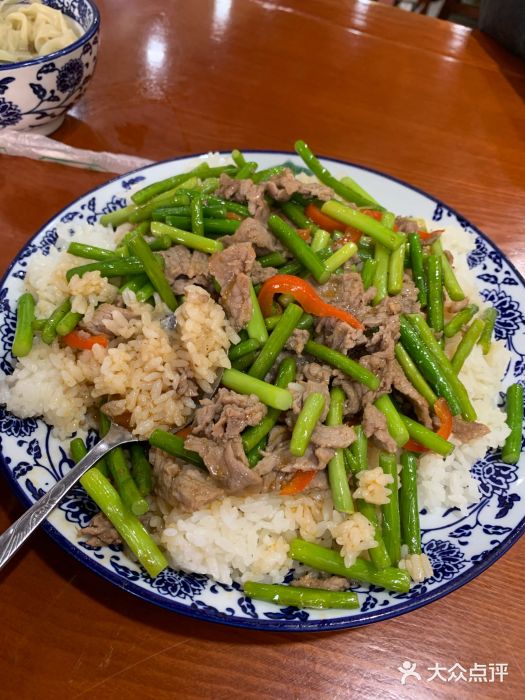中国兰州马子华牛肉面(一十一分店)蒜苔炒肉盖饭图片