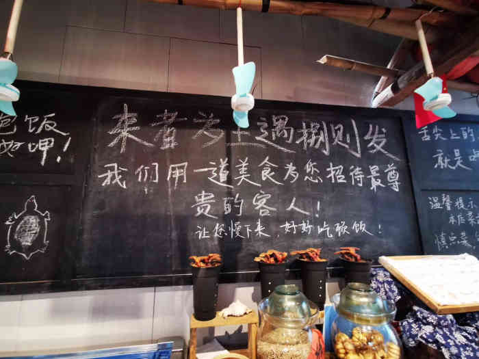 王捌院子(河西店"一家很不错的土菜野味馆.但是太辣了,外地.