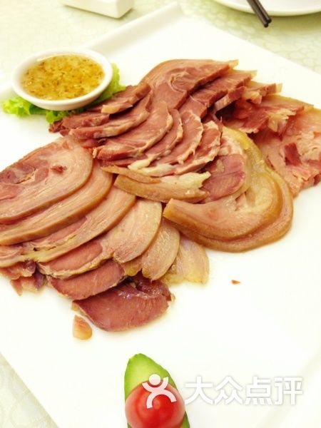 品宣园:环境一般,椅子什么的旧了有污渍.昆明美